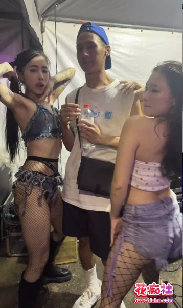 高颜妖艳骚货性感网黄Kimmy