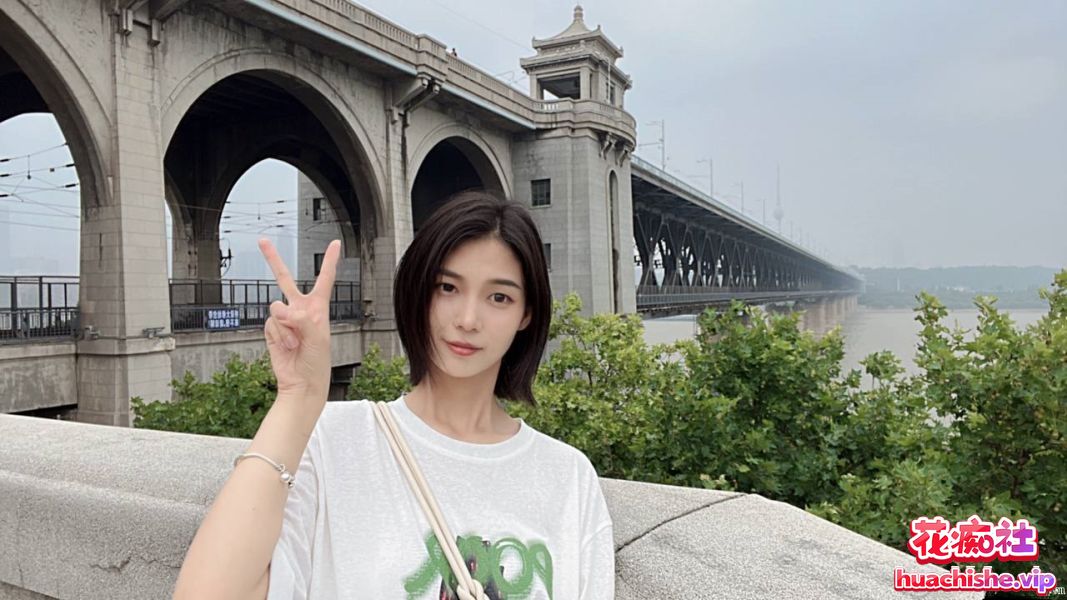 泄密流出❤️网络招聘模特套路裸体展示+洗澡预览图05