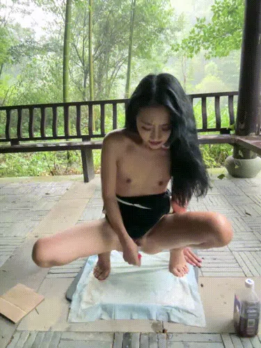 Solinger 骚荡妇公共场所户外跳蛋震动棒自慰预览图01