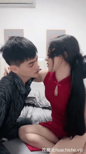 维多利娅的秘密 长腿人妻高跟旗袍情趣足交预览图05