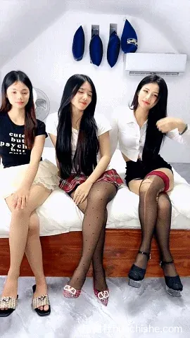 迷人小娜娜 高颜大奶妹带闺蜜下海群p直播预览图01