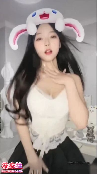 抖音嫩妹02uiii 无罩乳贴抖胸舞骚舞预览图11