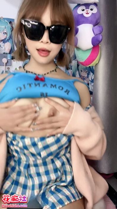 06小妞儿 黑白丝袜脸穴同框道具自慰预览图07